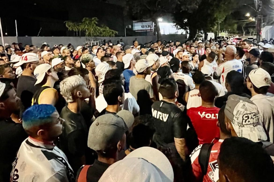 Uniformizadas fazem campanha para que o clube se torne SAF