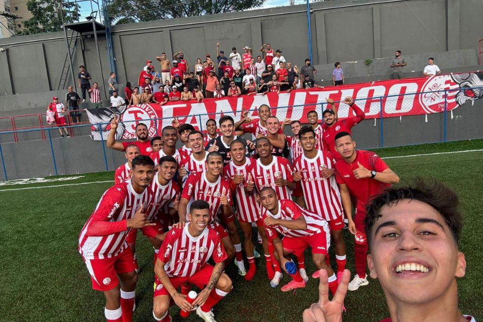 Elenco do Náutico tira foto com a torcida após vitória na estreia