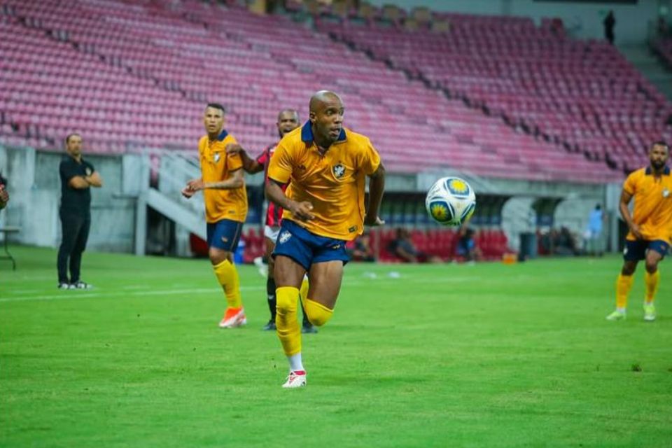 Fabinho, volante contratado pelo Retrô para temporada de 2025