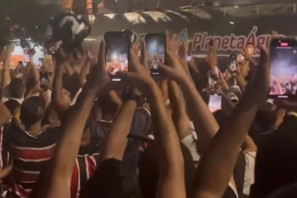 Torcida do Santa Cruz festeja apresentação de proposta da SAF Coral
