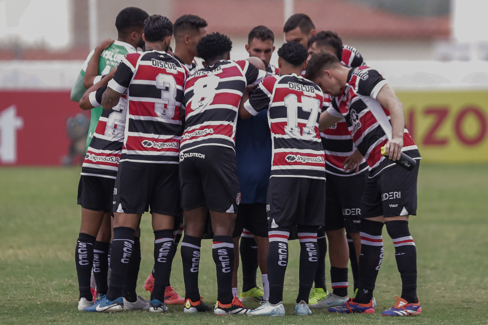Santa Cruz mede forças contra o Petrolina, no estádio do Arruda