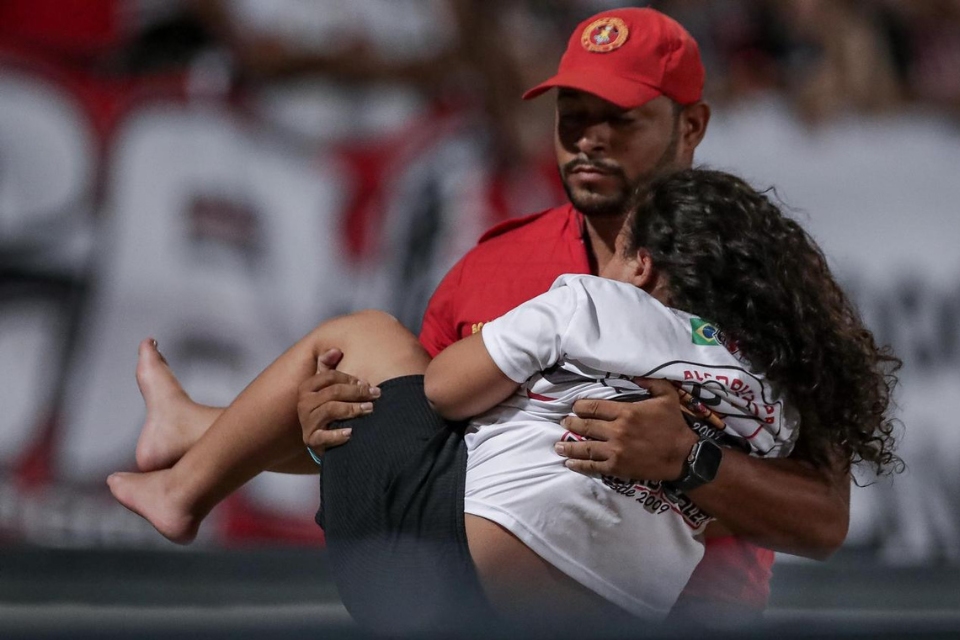 Torcida sofre com desorganização em jogo do Santa Cruz no Arruda