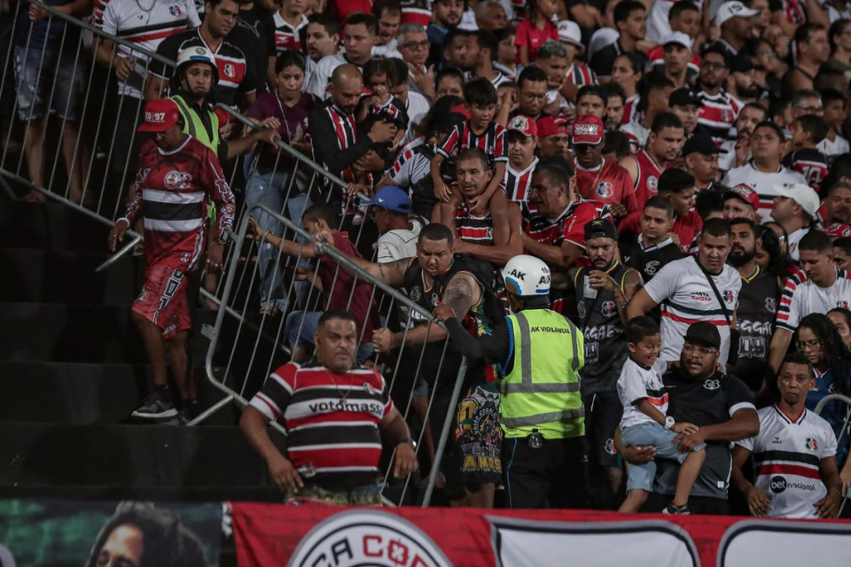 Torcida sofre com desorganização em jogo do Santa Cruz no Arruda
