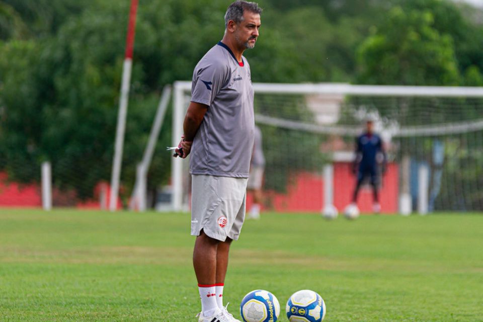 Marquinhos Santos deverá preservar atletas em duelo deste domingo (19)