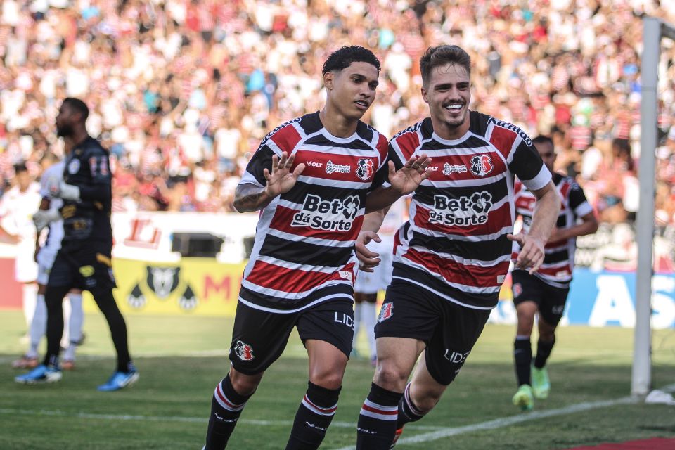 Com festa da torcida no Arruda, Santa Cruz assume liderança do Estadual