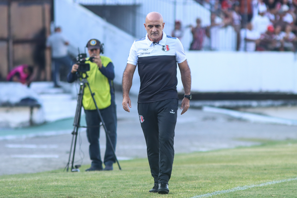 Santa Cruz vence Afogados e assume liderança do Pernambucano
