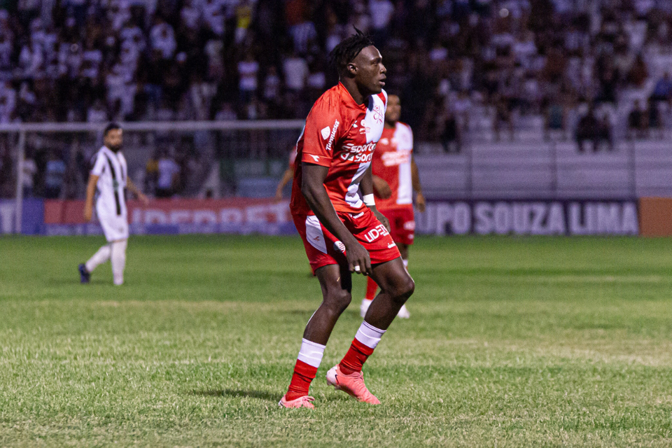 Gramado ruim do Lacerdão chama atenção em jogo de Central e Náutico
