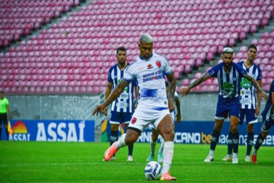 De pênalti, Halef Pitbull (ex-Santa) fez o gol a vitória.