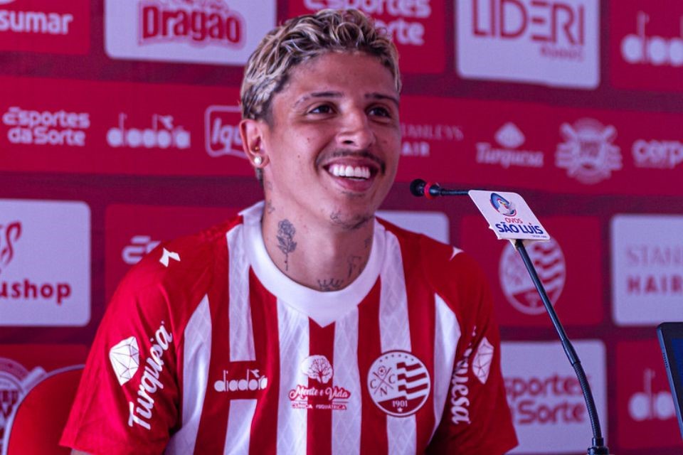Meia Wenderson é o 12º reforço do Náutico para 2025
