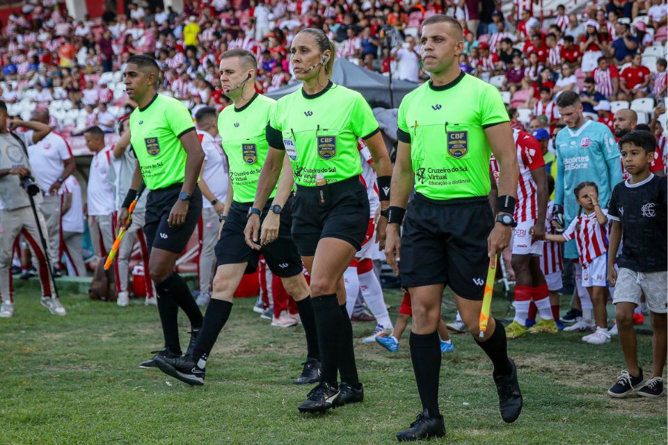 Comissão afastou os profissionais de arbitragem que apitaram o clássico 