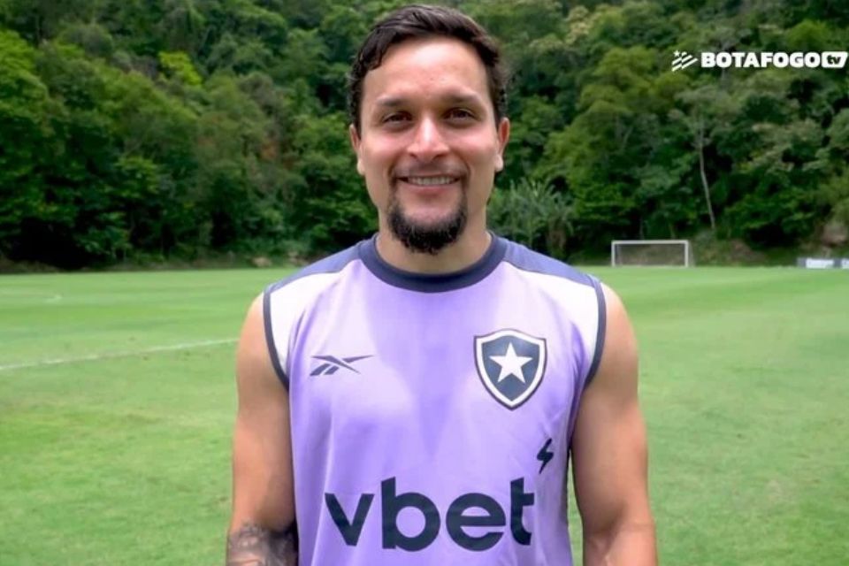 O &uacute;ltimo clube do atacante no Brasil foi o Palmeiras, em 2023/Reprodu&ccedil;&atilde;o/Botafogo TV