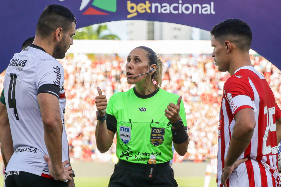 Após polêmica no Clássico, Santa Cruz pede arbitragem de fora e VAR