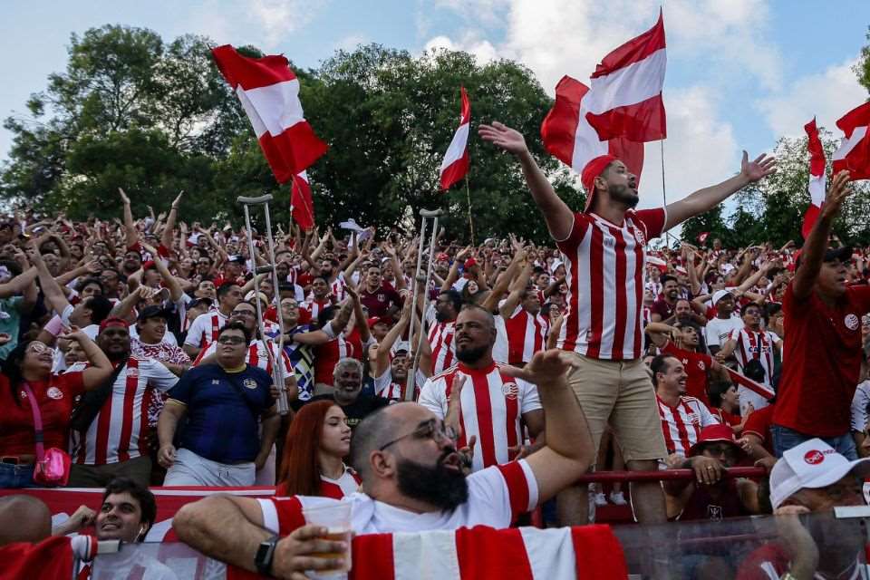 Torcida alvirrubra chega empolgada para encarar Maguary, após vencer o clássico das emoções