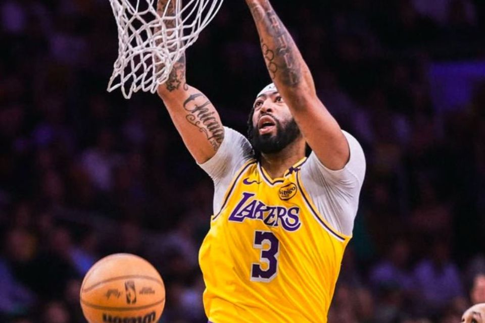 Anthony Davis realizou 42 pontos, 23 rebotes e duas assistências