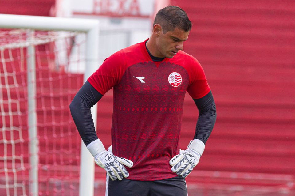Goleiro sofreu três gols em dois jogos pelo Timbu