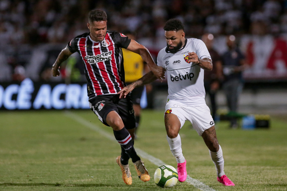 Gilvan sofre lesão na coxa e vira desfalque do Santa Cruz para o clássico contra o Sport
