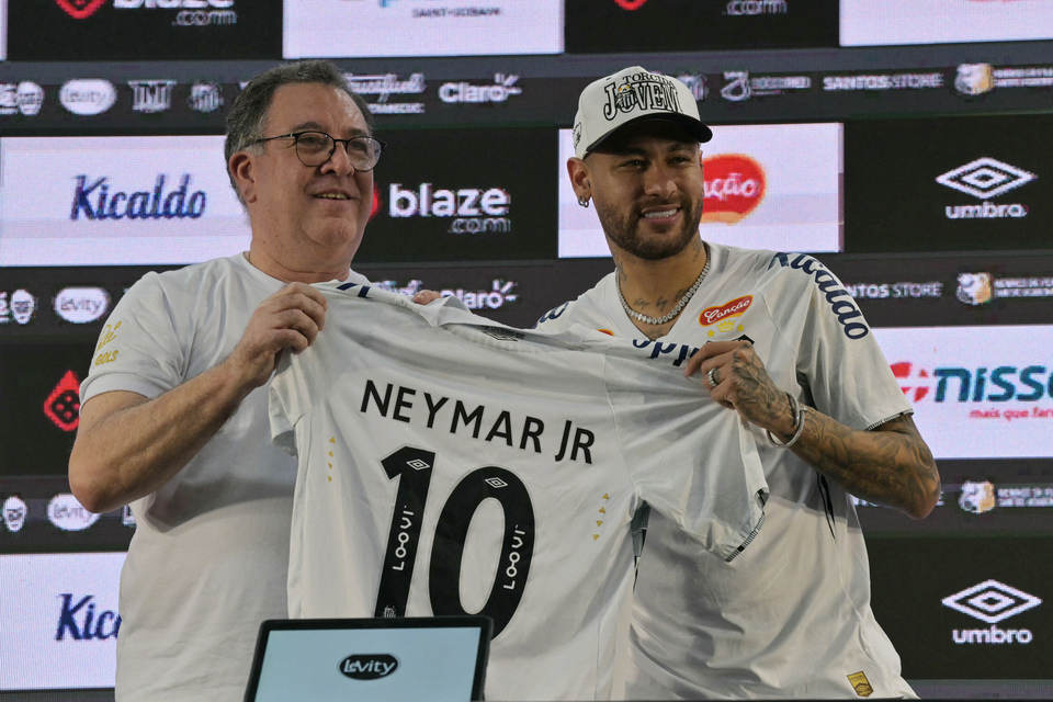 Neymar é apresentado e vai usar a camisa 10, que foi de Pelé.