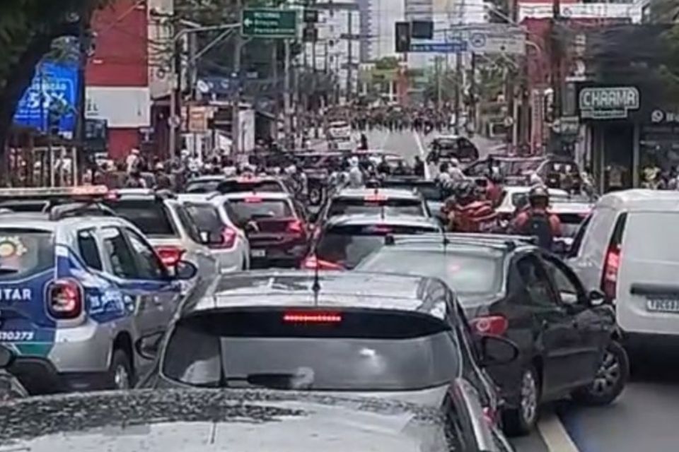 O encontro entre as uniformizadas resultou em violentos confrontos