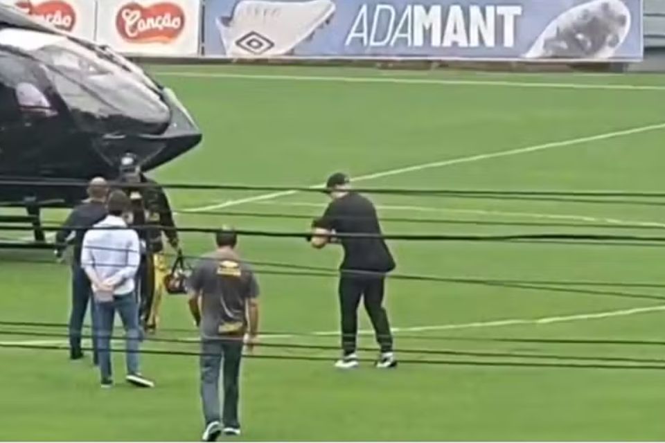 Neymar chegou 15 minutos antes da reapresenta&ccedil;&atilde;o do elenco/Reprodu&ccedil;&atilde;o