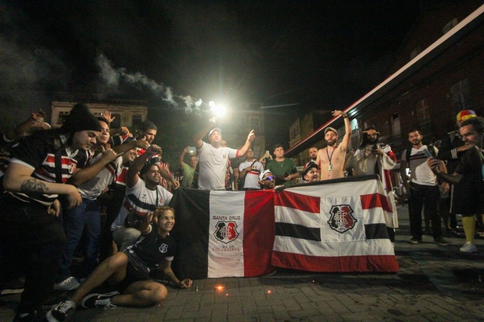 Torcida do Santa Cruz celebra os 111 anos do clube