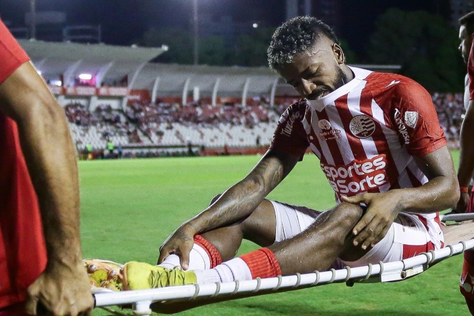 Luiz Paulo deixou o duelo contra o Maguary com lesão no joelho