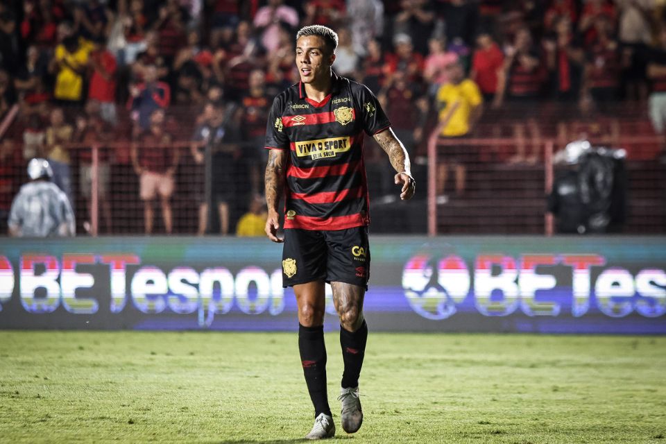 Carlos Alberto esteve presente no banco do Clássico das Multidões
