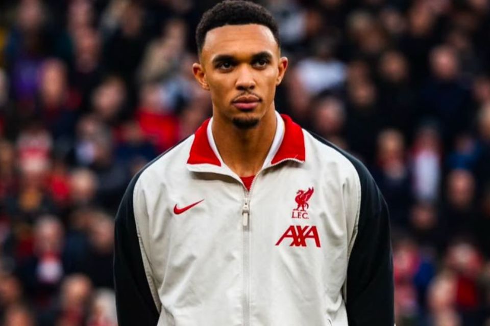 Arne Slot confirmou a ausência de Arnold para a partida