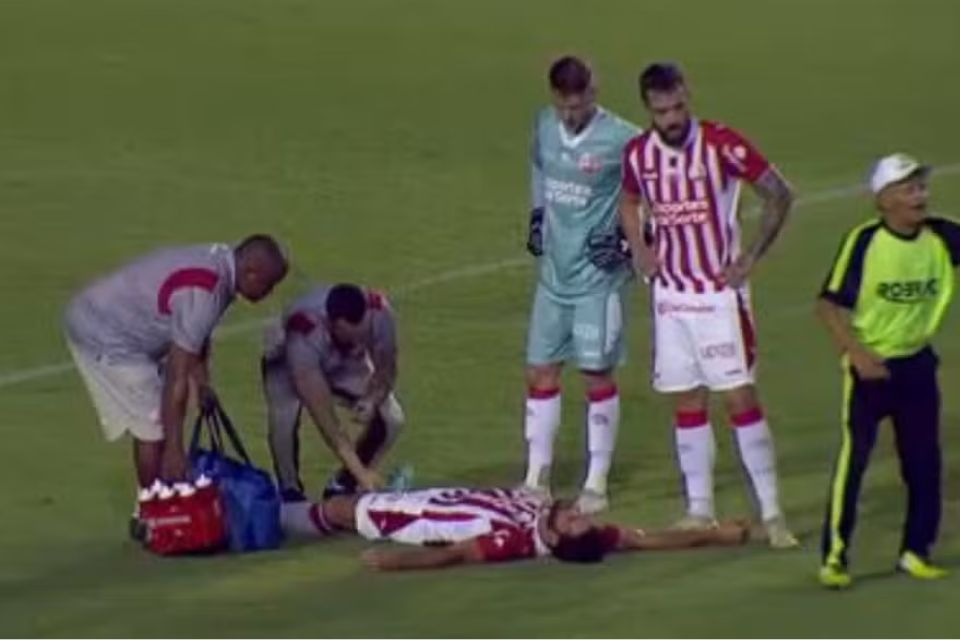 O zagueiro Rayan saiu lesionado na derrota contra o Confiança