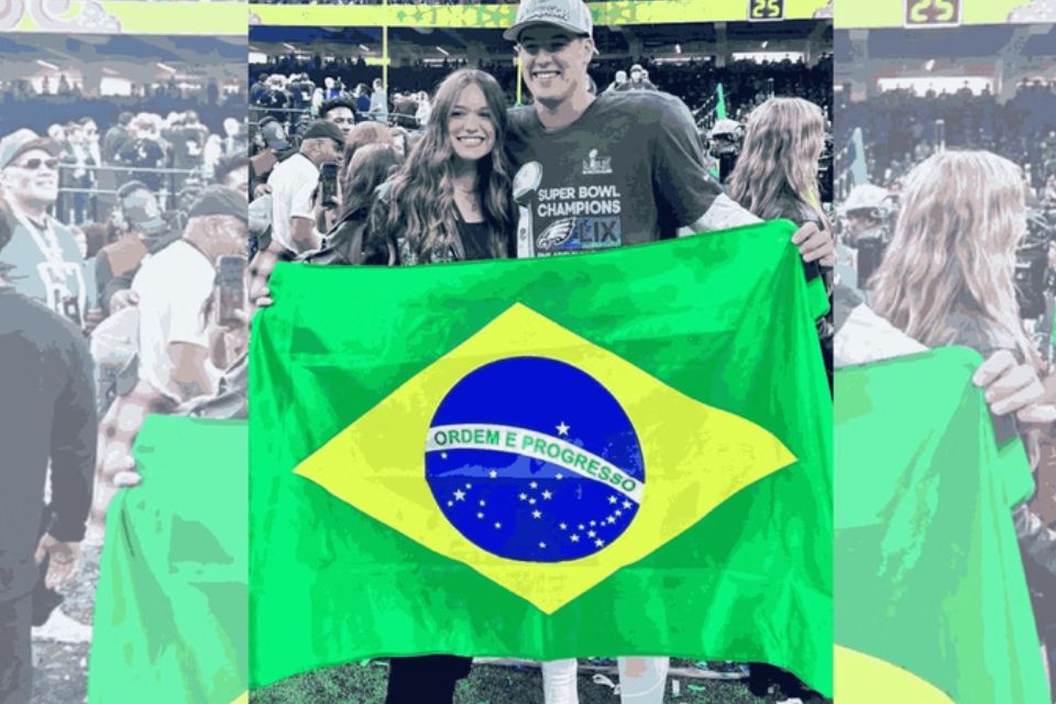 Mckee aparece esporadicamente falando sobre o Brasil ou homenageando o país que viveu durante dois anos