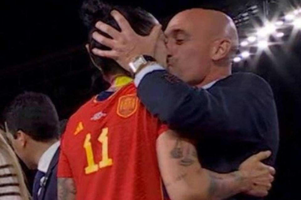 O beijo provocou indignação na Espanha sobre a prevalência do sexismo nos esportes