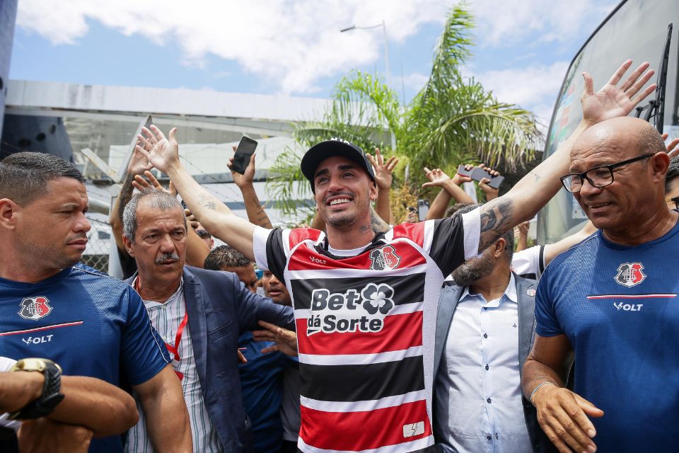 Thiago Galhardo chega à Recife com recepção calorosa