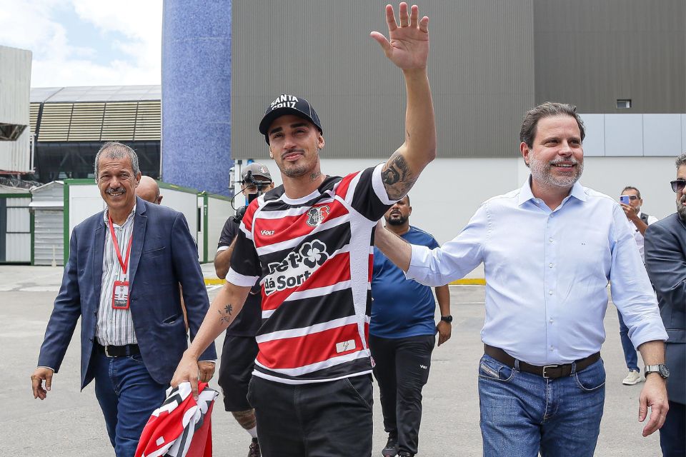 Centroavante foi recebido com festa pela torcida no aeroporto