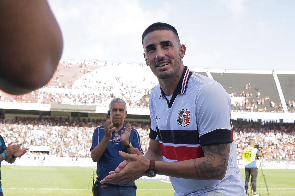 Atacante apareceu antes da bola rolar