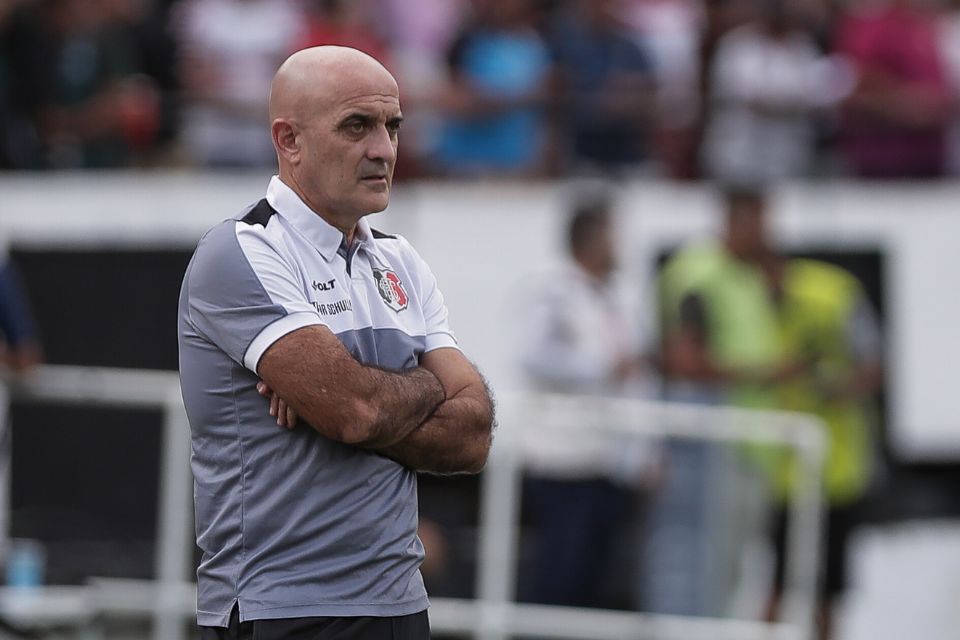 Itamar Schülle estuda poupar pendurados do Santa Cruz