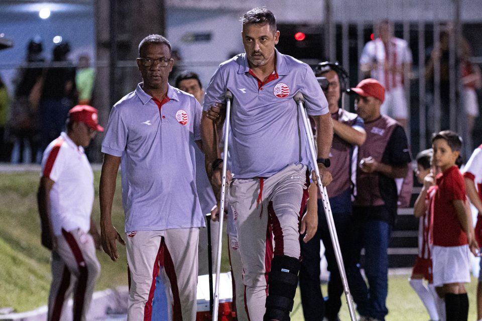 Marquinhos Santos precisará utilizar muletas pelas próximas três semanas