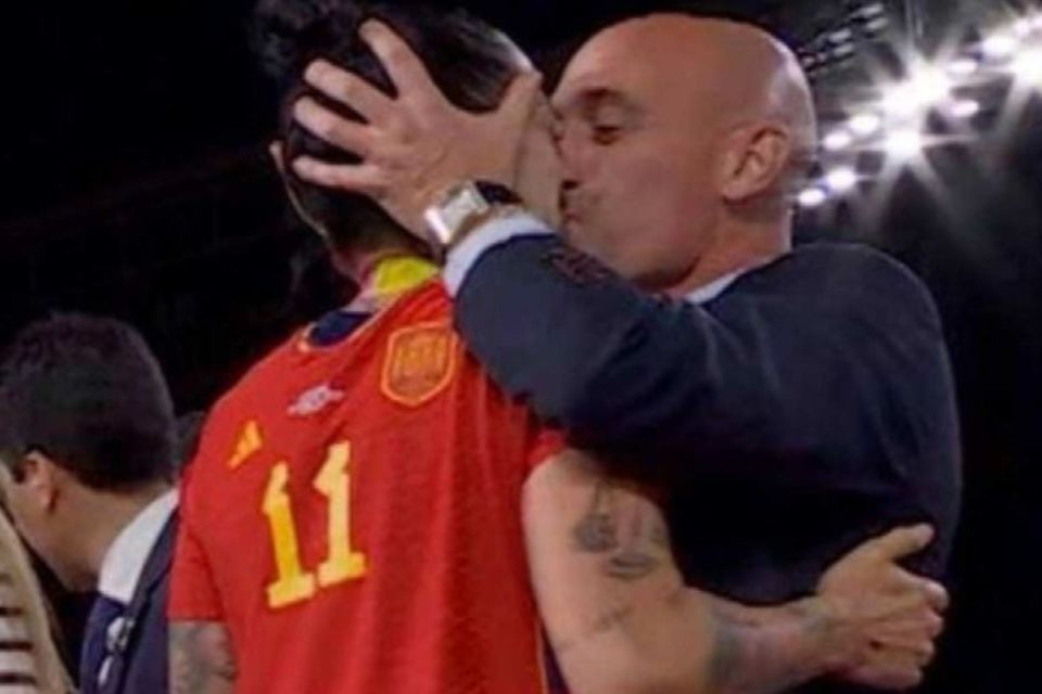 O juiz José Manuel Fernández-Prieto proibiu Rubiales de se aproximar de Hermoso
