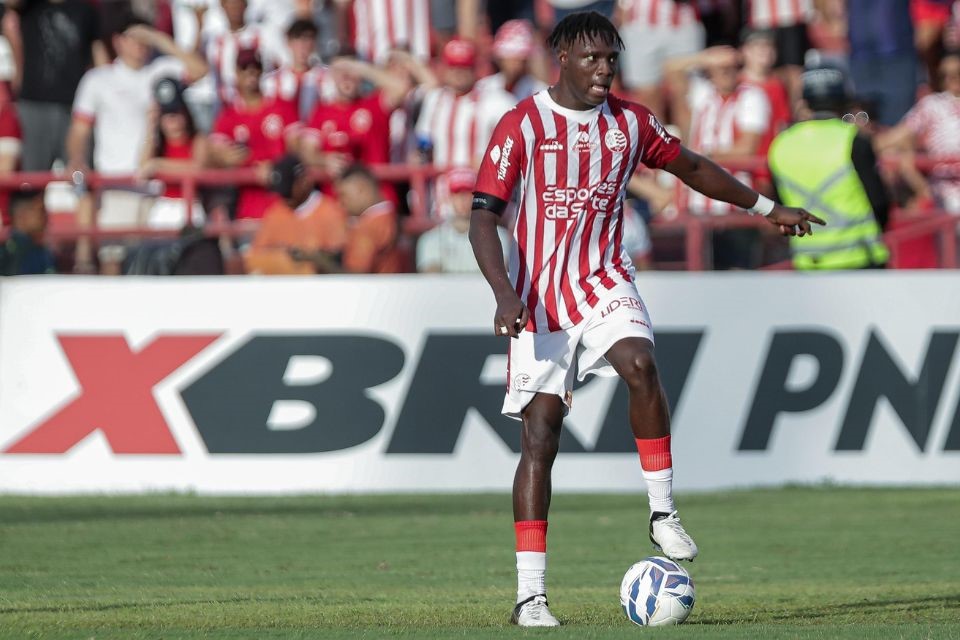 Samuel Otusanya é um dos pendurados que corre o risco de desfalcar o Náutico no mata-mata