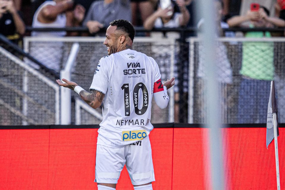 Provocado pela torcida da Inter de Limeira, Neymar responde com gol ol&iacute;mpico e assist&ecirc;ncia/Raul Baretta/ Santos
