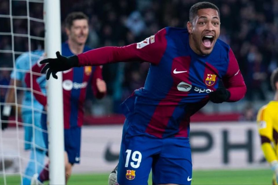 Vitor Roque soma dois gols em 16 jogos com a camisa do Barcelona