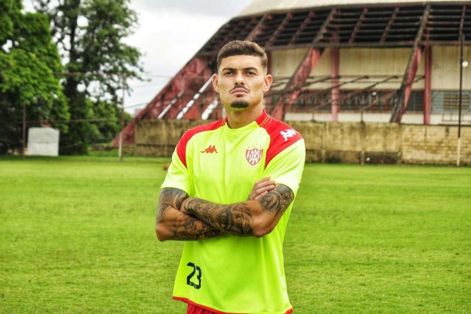 Carlinhos chega para disputar posição na defesa alvirrubra