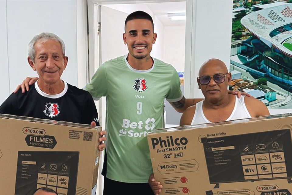 Thiago Galhardo surpreende funcionários do Santa Cruz com presentes