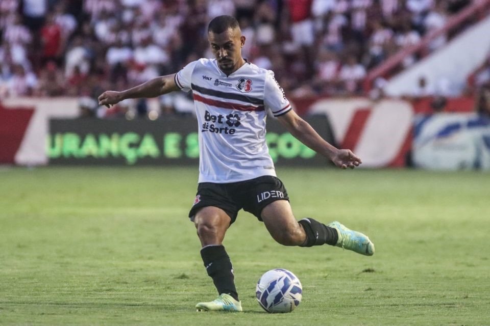 Rodrigues vem ganhando sequência na lateral esquerda coral