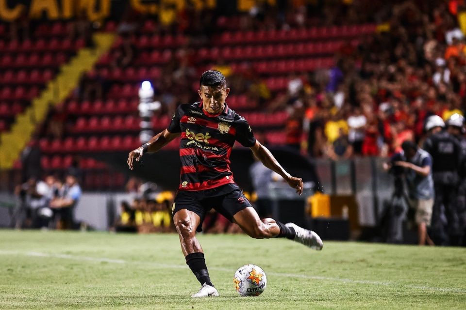 Igor Cariús foi titular no último duelo contra o CRB e busca sequência na lateral do Sport