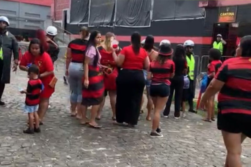Torcedoras na entrada da Arquibancada Sede