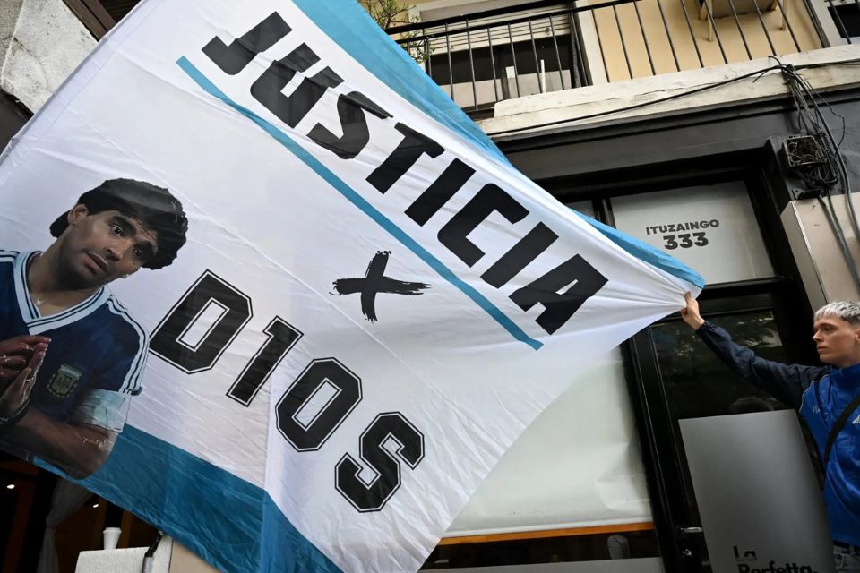 Fãs de Diego Maradona protestam em frente ao tribunal 