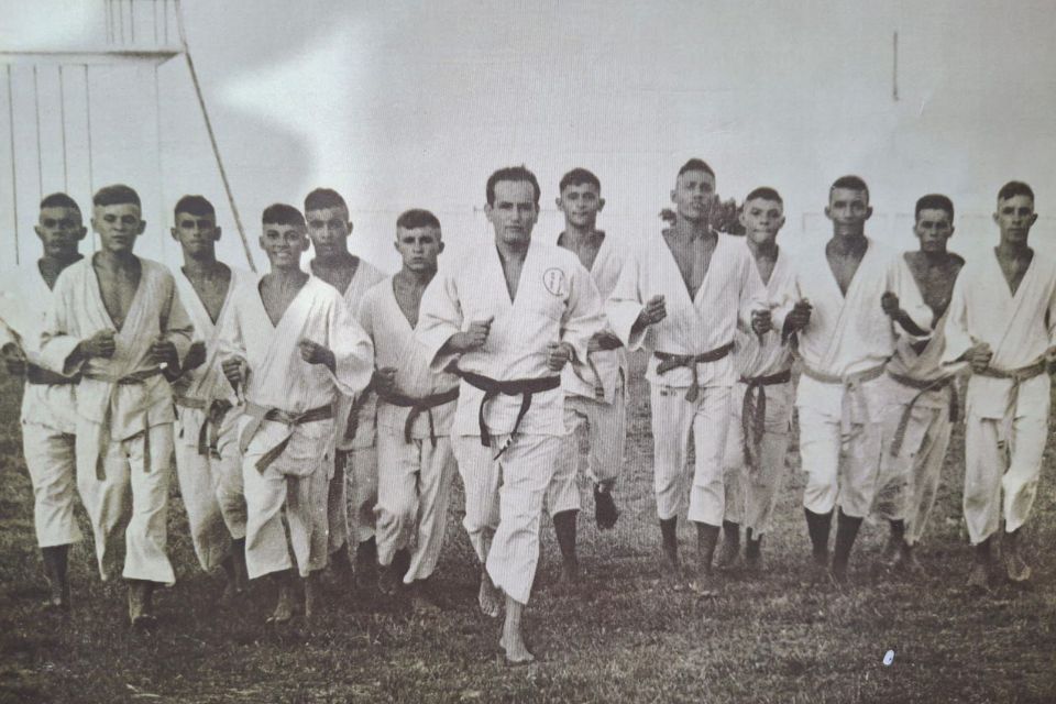Professor Diógenes Moraes liderando treinamento com os Fuzileiros Navais 