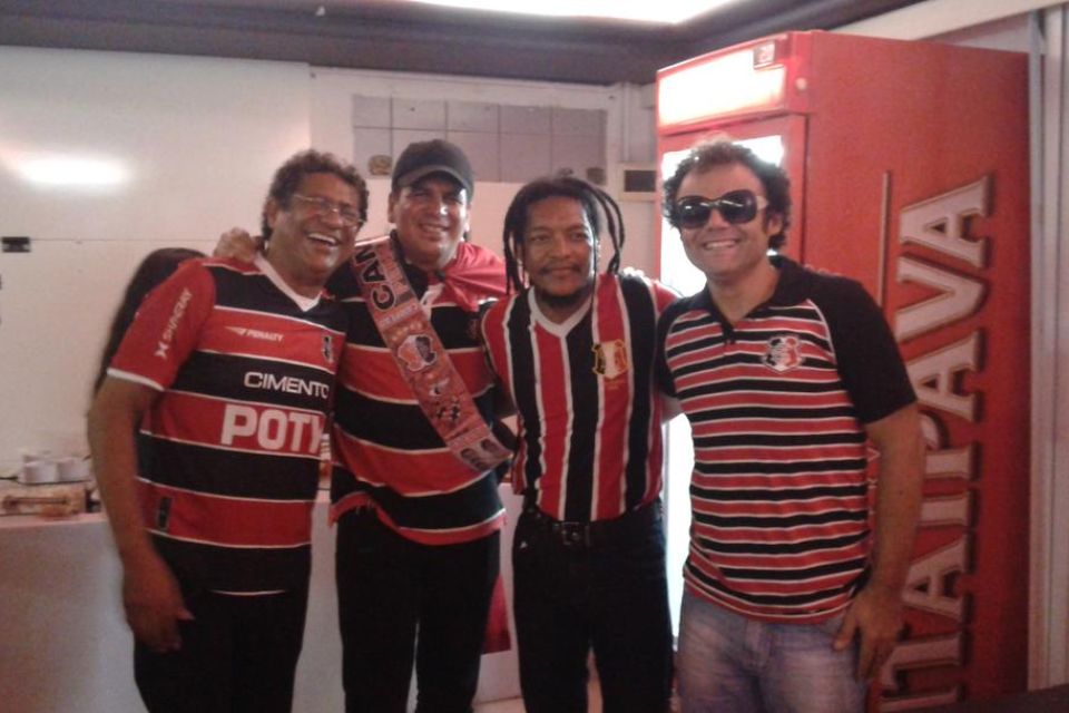 Maestro Forró em partida do Santa Cruz há 10 anos
