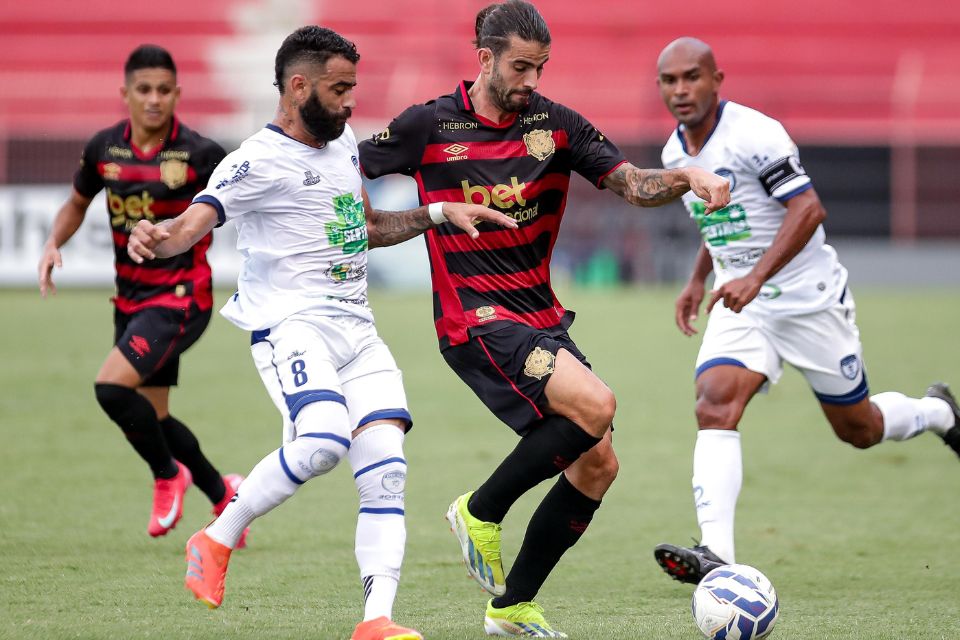 Português Sérgio Oliveira é um dos que chegaram pra ficar com a vaga de titular