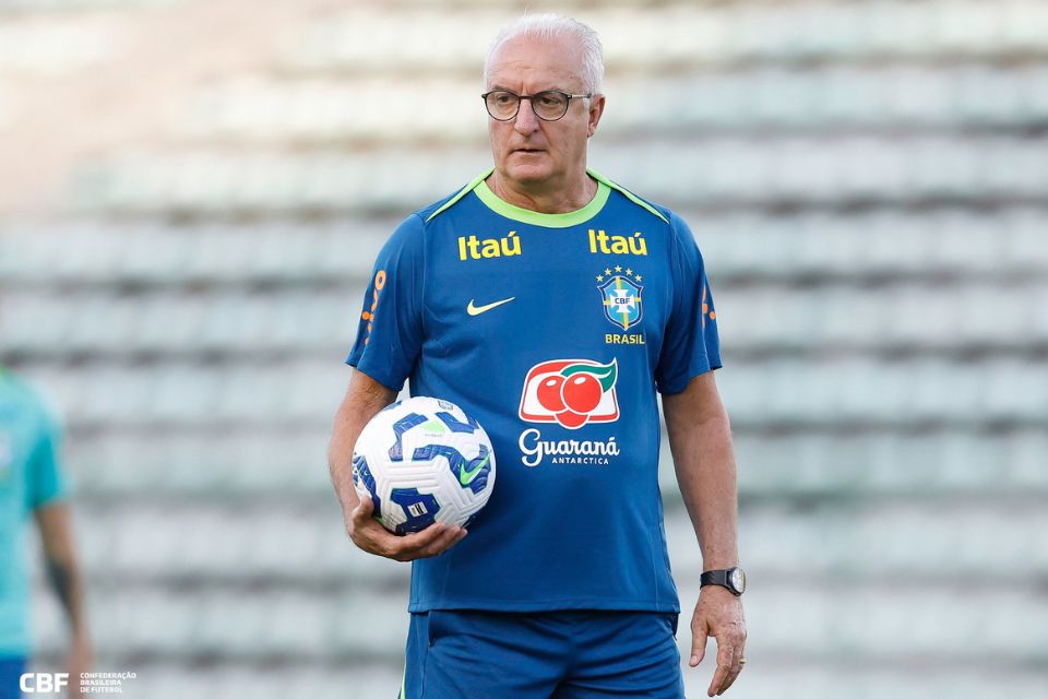 O técnico ampliou as dúvidas da imprensa ao evitar confirmar a escalação