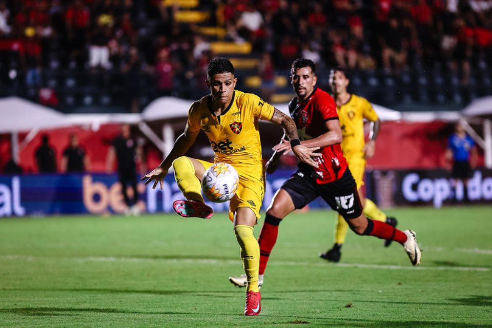 time rubro-negro est&aacute; com dois pontos a menos que o Vit&oacute;ria/Paulo Paiva/Sport
